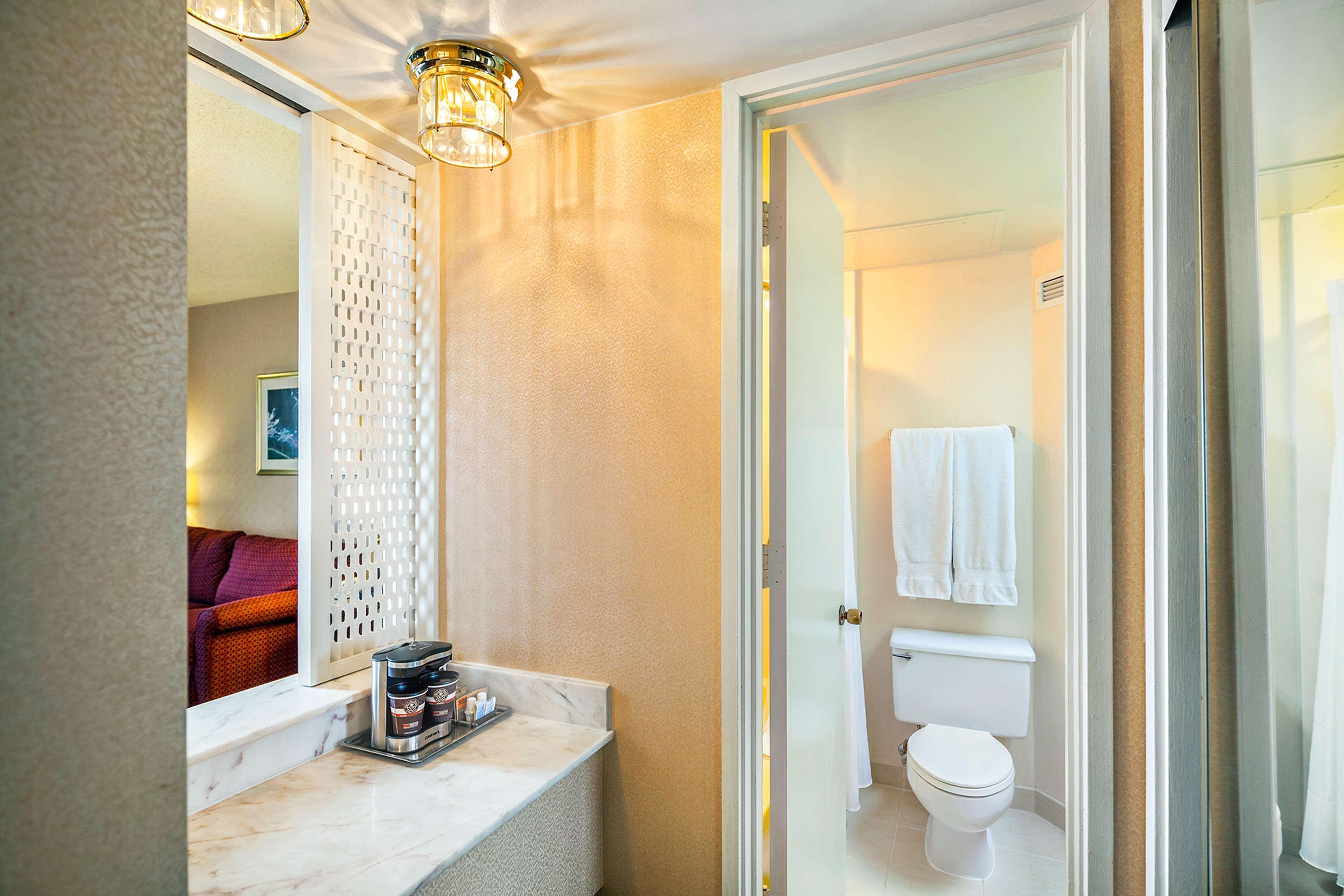 Hilton Oakland Airport Hotel Екстериор снимка