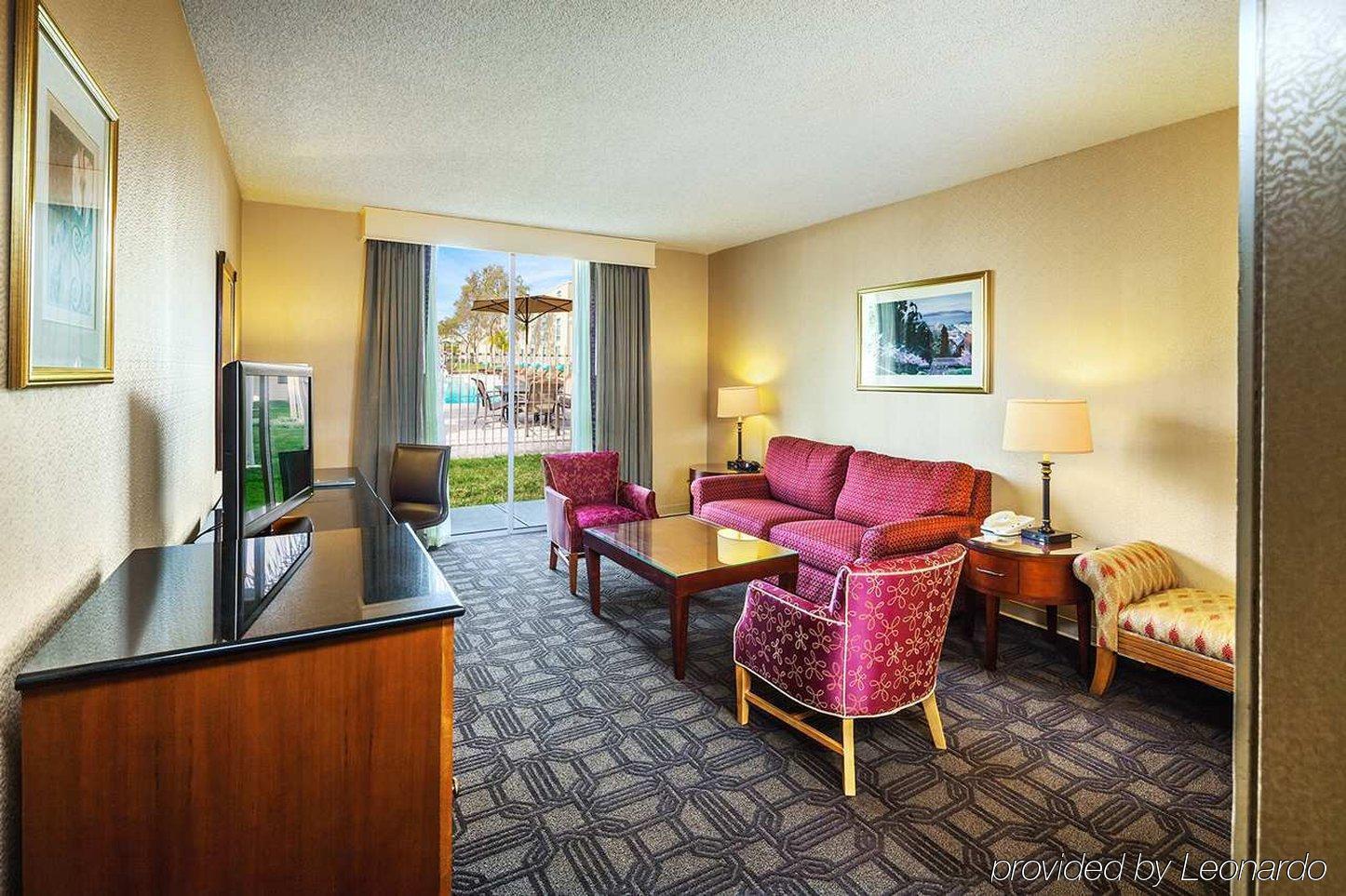 Hilton Oakland Airport Hotel Екстериор снимка