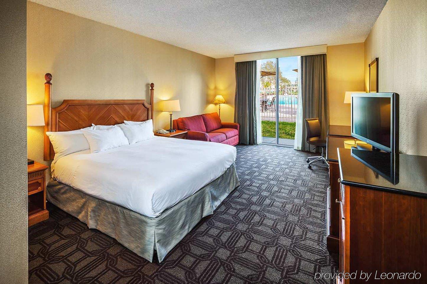 Hilton Oakland Airport Hotel Екстериор снимка